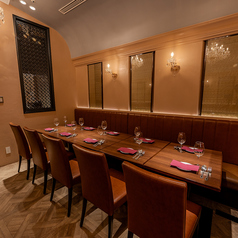 少人数での気軽な飲み会から、中規模のグループ利用まで対応可能なテーブル席をご用意。友人同士の集まりや歓送迎会などにも最適で、幅広いシーンに合わせてご利用いただけます。