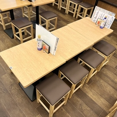 広々とした8名掛用テーブル席は、ご友人との飲み会や女子会、接待や大切な記念日にも最適。周囲を気にせず会話を楽しめるプライベート空間で、旬の料理とお酒をゆったりとご堪能いただけます。小規模宴会にもぴったりの人気席です。