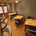 木のぬくもりを感じる4人テーブルは、ゆったり座れる広さで会話も弾む心地よい空間。友人同士の食事や軽い集まりにも使いやすく、穏やかな雰囲気の中でリラックスしてお過ごしいただけます。
