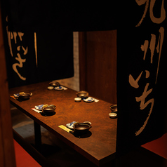 【2名様～OK！少人数個室】ほどよく明るい照明やゆったりとしたお席をご用意しております。大人数でのご宴会やちょっとした飲み会など場面に合わせて最適なお席へとご案内。お仕事帰りのちょっとした飲み会やデート,女子会,合コンにもお気軽にご利用下さい◎