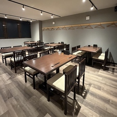 ゆったりとお食事が楽しめる4名様掛けのテーブル席を全5卓ご用意しております。広々とした落ち着いた和空間は、ご友人との飲み会や女子会にぴったりのお席です。「お刺身盛合せ」や「カプレーゼ」、「生春巻」など多彩な逸品をご用意しております。3500円(税込)からのご予算に合わせたおまかせコースもぜひご利用ください♪