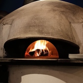 【PIZZERIA BACI】（ピッツェリア　バーチ）では本格的な薪窯をご用意しております。焼きたての熱々ピッツァをお召し上がりください。