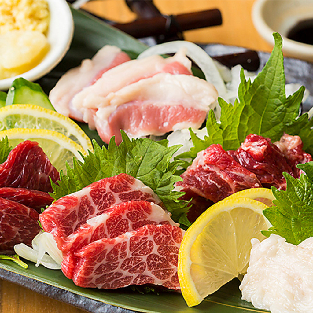 【馬刺し】熊本直送の新鮮馬刺しは、口に入れた瞬間にとろけます！