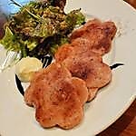 当店はカープファンが集うお店です。ファンじゃなくても鉄板焼きやお好み焼きを楽しむことができます
