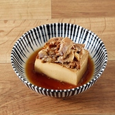 【店仕込み・こだわりメニュー充実】名物の肉豆冨やどて焼き串、たまふわ焼きなど、素材や調理法にこだわった絶品料理を取り揃えています。お好きなお酒と一緒に楽しむことで、さらに美味しさが引き立ちます。女子会や食事会にもぜひご利用ください！特別なひとときを、当店のこだわり料理でお楽しみいただけます。