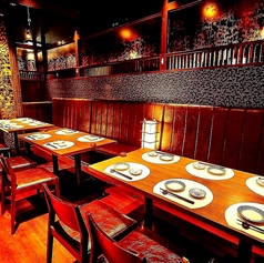 【大人の空間デザイナーズ個室席】大人の為の落ち着いた雰囲気となっております。2名様~80名様までご利用可能な完全個室席は名古屋駅で接待や女子会、合コンなど各種宴会に最適なプライベート個室空間♪お得な宴会コースプランもご予算に合わせて5000円~ご用意。誕生日や記念日にお得なサプライズ特典もご用意◎◎ 