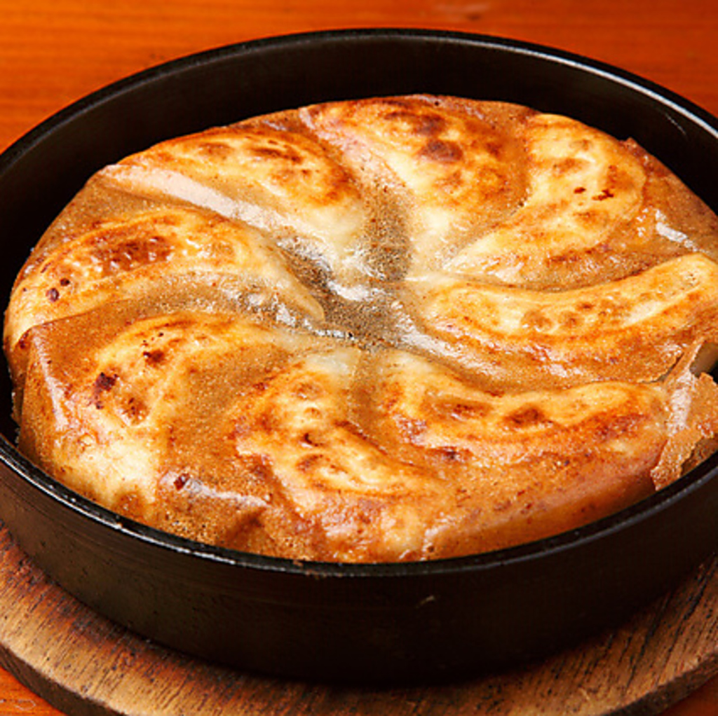 熱々の鉄鍋餃子！キンキンに冷えた生ビールやハイボールと一緒にいかがですか♪