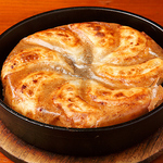 熱々の鉄鍋餃子！キンキンに冷えた生ビールやハイボールと一緒にいかがですか♪