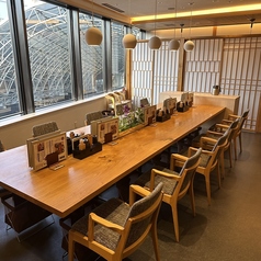 【大人数でご利用いただける大テーブル】8名様～10名様でご予約可能な大テーブルをご用意しております。ご宴会にもおすすめです。