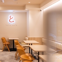 【楽しい会話が弾む空間】明るい雰囲気が漂う空間は、ママ会や女子会にぴったりの場所です♪ベビーカーの持ち込みも可能なので、ママ友との集まりにも安心です◎思い出に残る素敵な時間を過ごせること間違いなし！