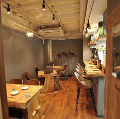 2人テーブルはほどよい距離感で向き合える落ち着きのある席。気軽な食事からお酒を楽しむひとときまで、静かにゆっくり過ごしたい方にぴったりのコンパクトな空間です。