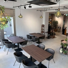 テーブルは動かせるため会社の懇親会や歓送迎会、結婚式の二次会など大人数の会場としてもぴったり！レイアウトのご相談も承ります！