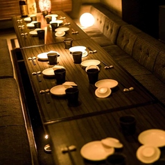 【少人数～大人数個室有】各種ご宴会・店舗まるごと貸し切りは～100名様まで可能！フロアも全体見渡せるので使いやすいレイアウトとなっております！モニタも完備しているのでPCやスマホ接続も可能です！