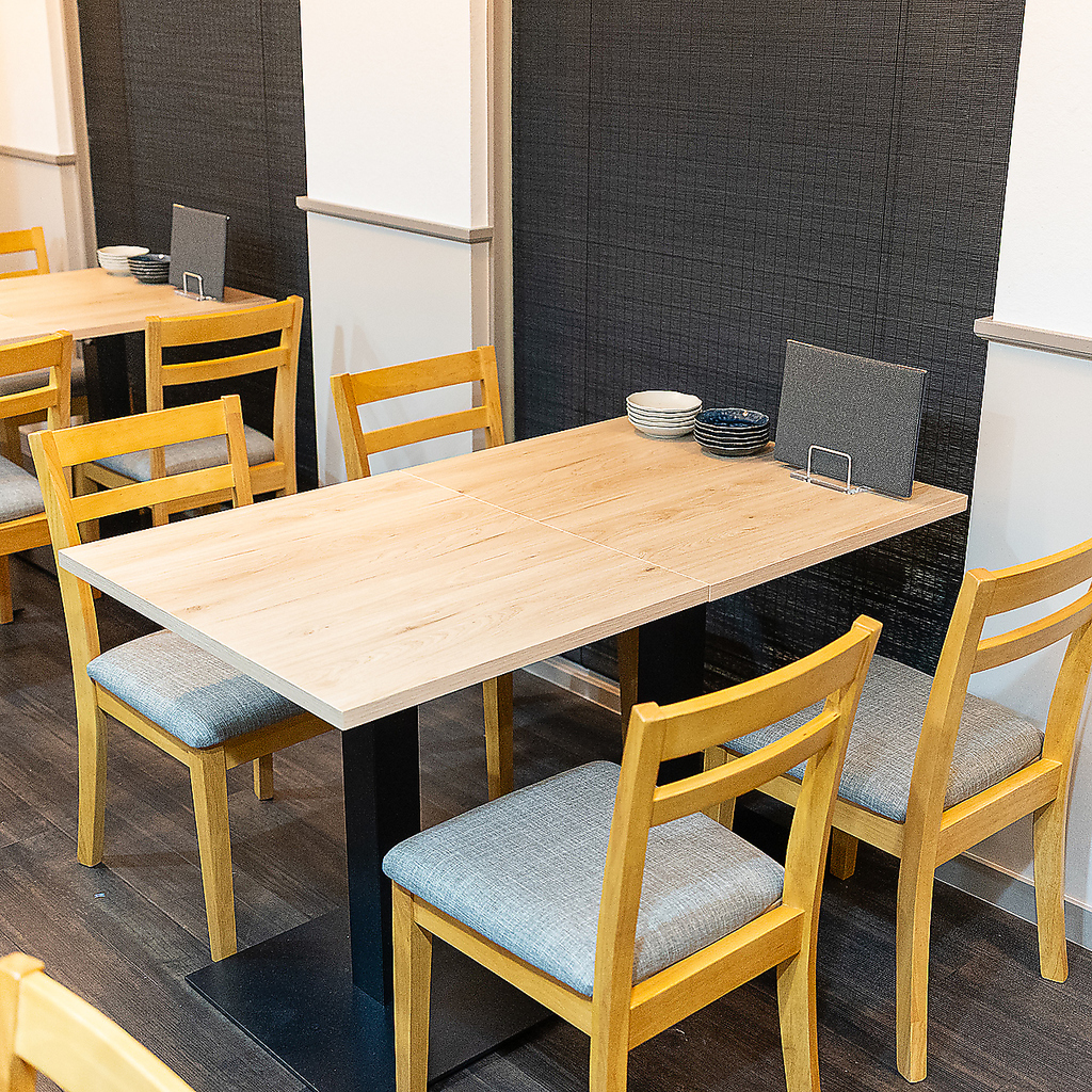 最大4名様まで座れるテーブル席は、友人との飲み会や小規模なご宴会にぴったりの落ち着く空間。