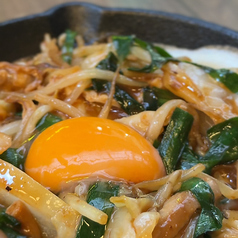 ホルモン月見鉄板焼き