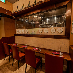 お一人様でも気軽にご利用いただけるカウンター席をご用意しています。ランチタイムからディナーまで、ゆったりとした時間をお過ごしいただけるのも魅力です。お気軽にお立ち寄りください。