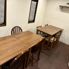 当店では、ゆっくりとおくつろぎいただけるように、広めのテーブル席をご用意しております。日常の喧騒を忘れさせてくれる心地よさが魅力です。お食事はもちろん、会話を楽しみたい方や長居したい方にもぴったり。ご家族・ご友人との団らんやお仕事帰りのひと息など、さまざまなシーンで幅広く快適にお過ごしいただけます。