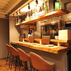 落ち着いた照明に包まれたカウンター席は、ひとりでも気楽に過ごせる心地よいスペース。肩肘張らずに料理やお酒を楽しめ、静かに自分の時間を味わいたい時にぴったり。気取らない大人のくつろぎを感じられる席です。