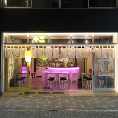 【大人数宴会♪】落ち着いた雰囲気の当店は、貸切でのご利用も承っております。対応可能人数は24 名様。当店自慢のビールとお食事を堪能し、贅沢な時間をお過ごしください。また、記載人数以外でのご利用をご検討の方がいらっしゃいましたら、お気軽に店舗までご相談くださいませ。