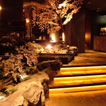 春は桜の景色が店内に広がります。川の音は麗らかな春を連想させます。