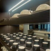 温もりある茶色いカップで楽しむコーヒーは、香ばしい香りとともに、より深い味わいを感じさせてくれます。