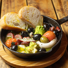 タコとオリーブのアヒージョ