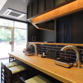 スタイリッシュな造りのカウンター8席。目の前の青色のタイルが目を引きます。カップルやおひとり様でも気軽にご利用いただけるこのお席は、焼肉やお酒をゆっくりと愉しむのに最適です。落ち着いた雰囲気の中で特別なひと時をお過ごしいただけます。