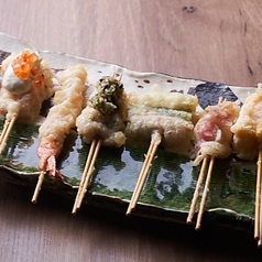 旬の素材が楽しめる天ぷら串の写真