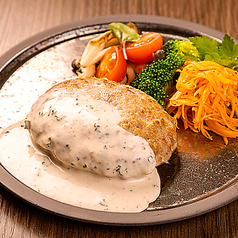 黒毛和牛×黒豚黄金比ハンバーグ ～ポルチーニ茸クリームソース～