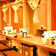 木の温もりあふれる、落ち着いた雰囲気の店内。ゆったり座れるテーブル席で、くつろぎのひとときをお過ごしください！