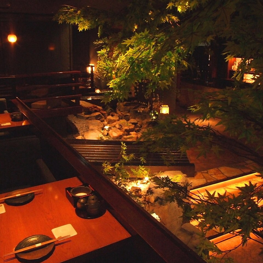 夏は新緑の景色に、鮮やかな緑色の青紅葉に。川の音は夏ならではの涼しさを演出。