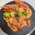 料理メニュー写真 大きな海老のガーリックチリソース