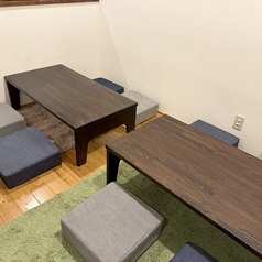 こちらの座敷では、ご自宅のようにリラックスできる空間を整えています。小さなお子様でも安心して過ごせるよう段差の少ない座敷スタイルを採用し、家族みんなでゆっくりと食事が楽しめるのが魅力です。さらに、周りを気にせず過ごせるプライベート感のあるレイアウトで、忙しい日常を忘れられる心地よいひとときをご提供。
