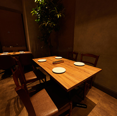 【デート・女子会】ゆったりかけられる椅子、落ち着いた空間。少人数でゆったり語らう寛ぎのひとときをお過ごしいただけます。