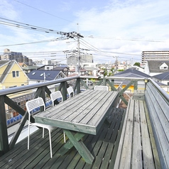 屋上のテラス席でバーベキューも出来ます。