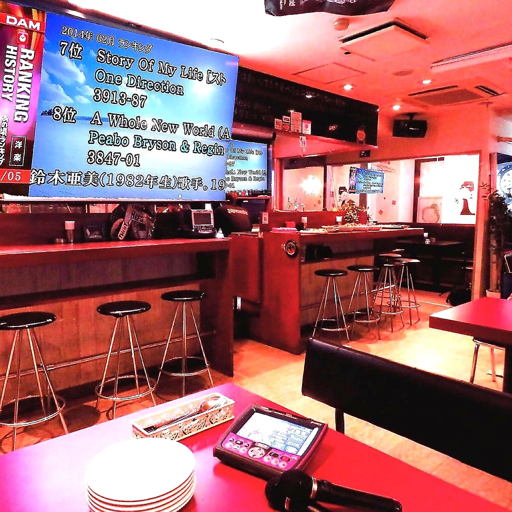 プロジェクター 完備！80インチの大型スクリーンと50インチのテレビでどこからでもご覧になれます！