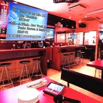 プロジェクター 完備！80インチの大型スクリーンと50インチのテレビでどこからでもご覧になれます！