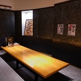 【個室席、完備しております！】プライベート感を大切にした個室席を完備しています。温かみのある木材を使用した落ち着いた空間で、友人や家族との特別な時間を楽しむのに最適です。周囲を気にせずリラックスできるため、ビジネスミーティングやお祝い事にも対応可能。特別なひとときを演出します。