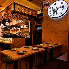 片面ソファーのテーブル席は4名様用で、ゆったりとした空間が魅力です！友達や家族とリラックスしながら、串揚げとワインを存分に楽しんでいただけます♪心地よいソファに身を委ね、特別な時間を過ごしましょう！