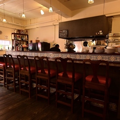 二人だけの距離が心地よいカウンター席。スペイン料理とワインが、特別な夜をそっと彩ります。料理と語らいが深まるカウンター席。記憶に残る美食体験を。