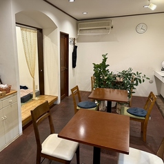 当店では、ランチやディナーでご利用いただける快適なお席をご用意しております。温かみのあるインテリアと、落ち着いた雰囲気の中でお食事をお楽しみいただけます。また、貸切も可能ですので、特別なイベントやパーティーにも最適です。詳しくはお気軽にスタッフまでお問い合わせくださいませ。心よりお待ちしております♪