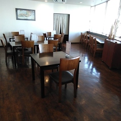 広々としたテーブル席