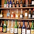 日本酒・焼酎・ウィスキーなど様々なお酒がディスプレイされています。どれにするか迷ってしまうほど！ご提案もいたしますよ◎