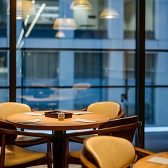 4名様掛けのテーブルを2卓ご用意しております。洗練された空間で、ここでしか味わえない「ＴＯＫＹＯイタリアン」をご堪能ください♪