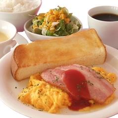 ふんわり仕上げたスクランブルエッグのモーニングセット