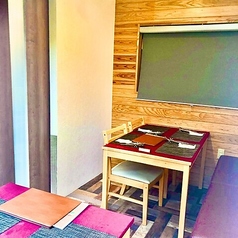 店内は落ち着いた雰囲気で、居心地の良さを大切にした空間づくりが特徴。貸切やサプライズ対応も可能で、特別なシーンを演出でき、ゆったりとした時間を過ごせます☆落ち着いた会食や記念日にも使いやすい雰囲気です。居心地も抜群。