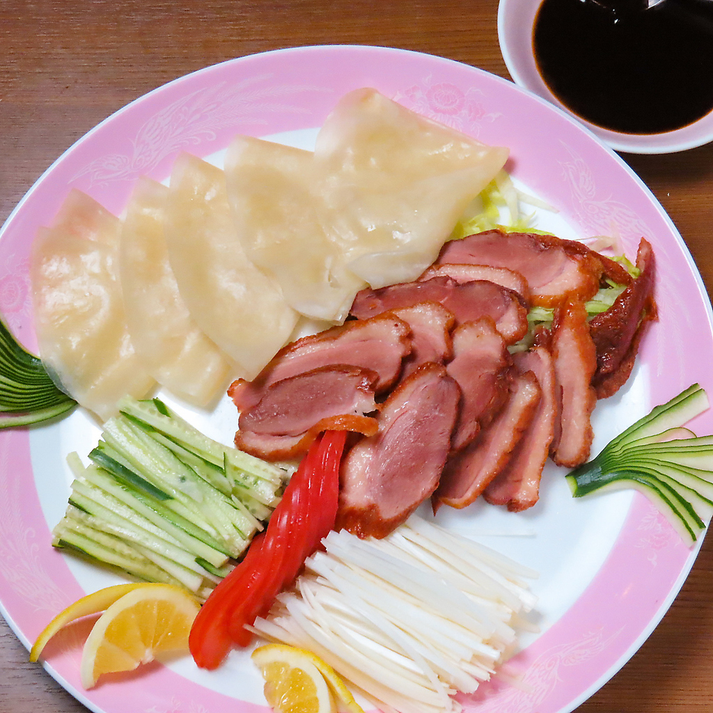 【北京ダック】前菜としてはもちろんのこと、お酒のおつまみとしても美味しいと人気！