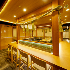 少人数～団体様までピッタリのお席にご案内いたします♪ご友人同士の飲み会はもちろん、デートや記念日、宴会など、プライベートからビジネスシーンまで幅広いニーズにお応えいたします。オープンなお席は、肩肘張らないカジュアルな雰囲気で気兼ねなくご宴会をお楽しみいただけます♪横浜でのデート、ランチ、昼飲みにも♪