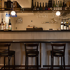 おひとりさまも気軽に立ち寄れるカウンター席をご用意しております。お酒とともにオーナーとの会話も楽しみながらごゆっくりお過ごしください！！