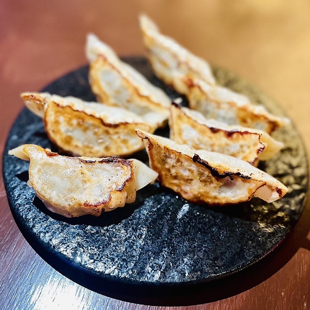 やはり一度食べて頂きたいのがシンプルな肉汁焼き餃子！！すすきの一番目指してます！！